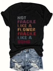 Texto en la prenda expresa fuerza interior femenina comparando la delicadeza de una flor con el poder imparable de una explosión mostrando empoderamiento y energía positiva camiseta de mujer casual cómoda para uso diario - Negro - Ver 8