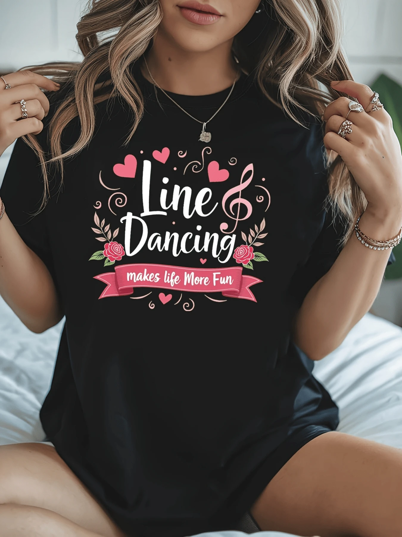 Notas musicales rodeadas de corazones y flores rosadas que expresan alegría y energía positiva celebrando la diversión del baile en línea camiseta de mujer cómoda y moderna para uso casual - Negro - Ver 1