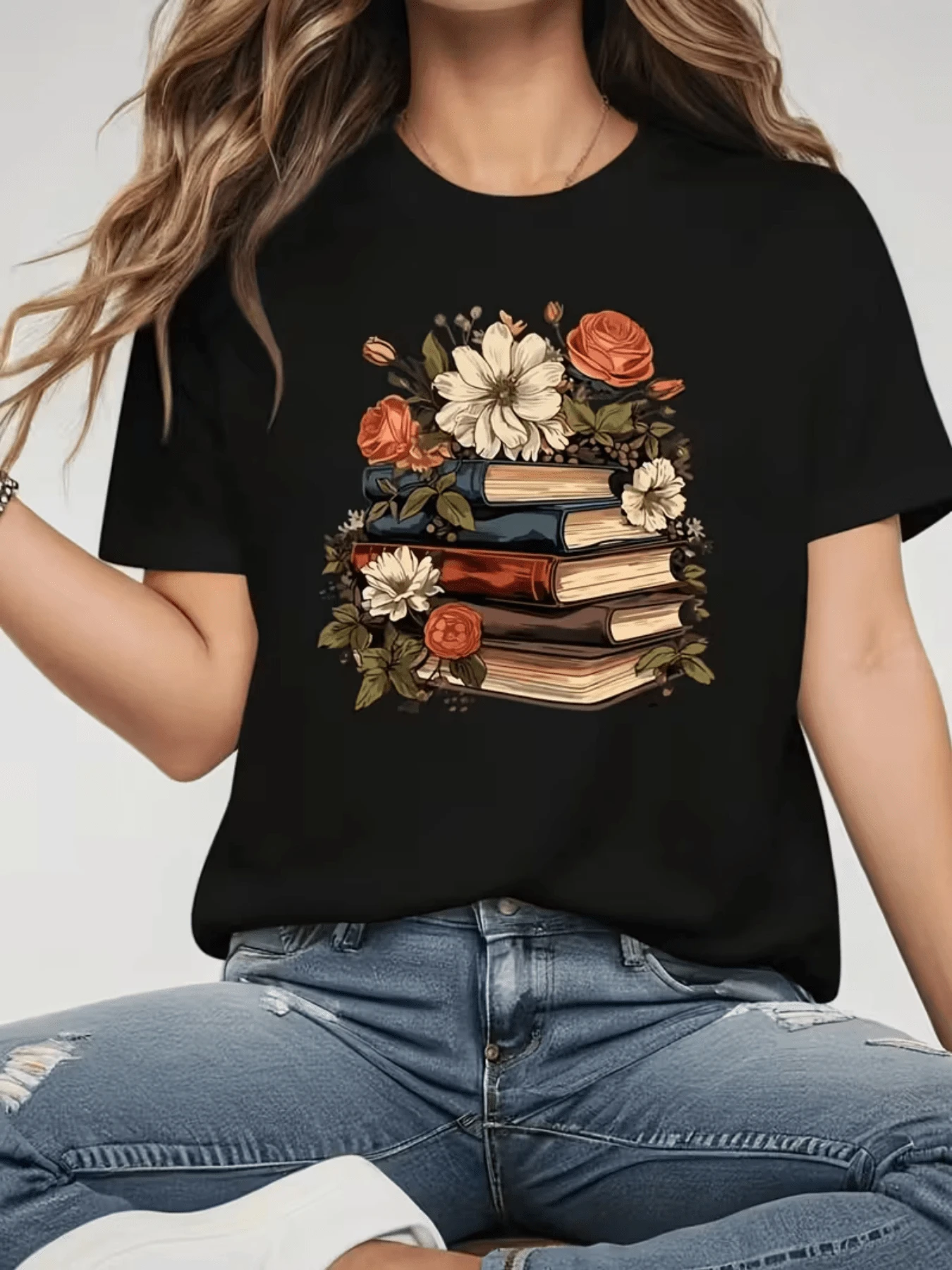 Un conjunto de libros apilados que simbolizan sabiduría y conocimiento adornados con flores coloridas que representan belleza y crecimiento interior creando una armonía entre mente y naturaleza camiseta de mujer casual cómoda y moderna - Negro - Ver 1