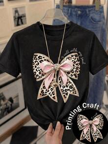 Gran lazo con estampado de leopardo y cintas rosadas que simbolizan la fuerza interior y la dulzura femenina camiseta de mujer cómoda para uso diario y combinaciones modernas - Negro - Ver 1