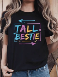 Frase divertida en tonos vibrantes con flechas y corazones que simboliza la amistad alegre y un vínculo inseparable ideal para compartir risas camiseta de mujer casual moderna y cómoda para amigas - Negro - Ver 1