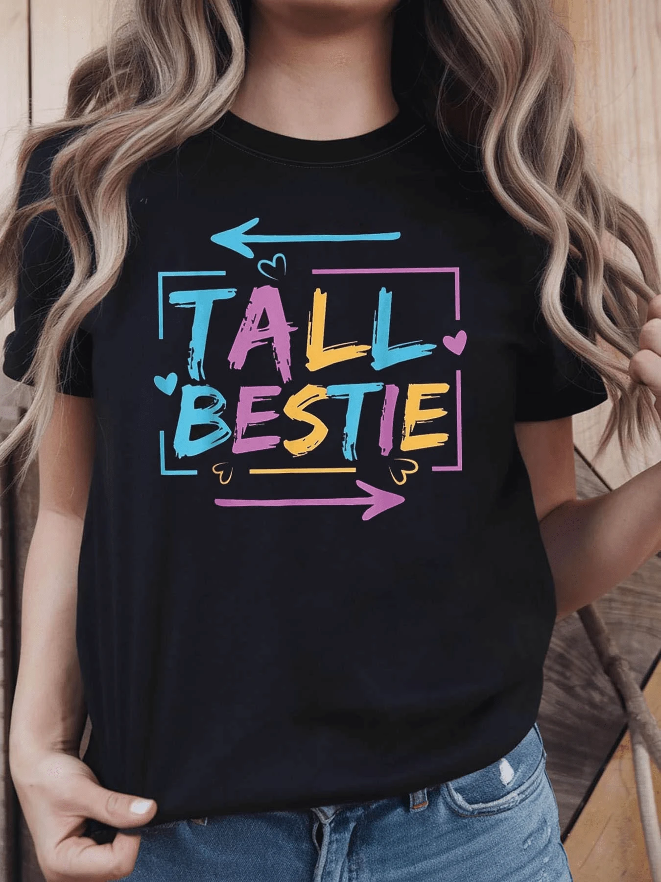 Frase divertida en tonos vibrantes con flechas y corazones que simboliza la amistad alegre y un vínculo inseparable ideal para compartir risas camiseta de mujer casual moderna y cómoda para amigas - Negro - Ver 1