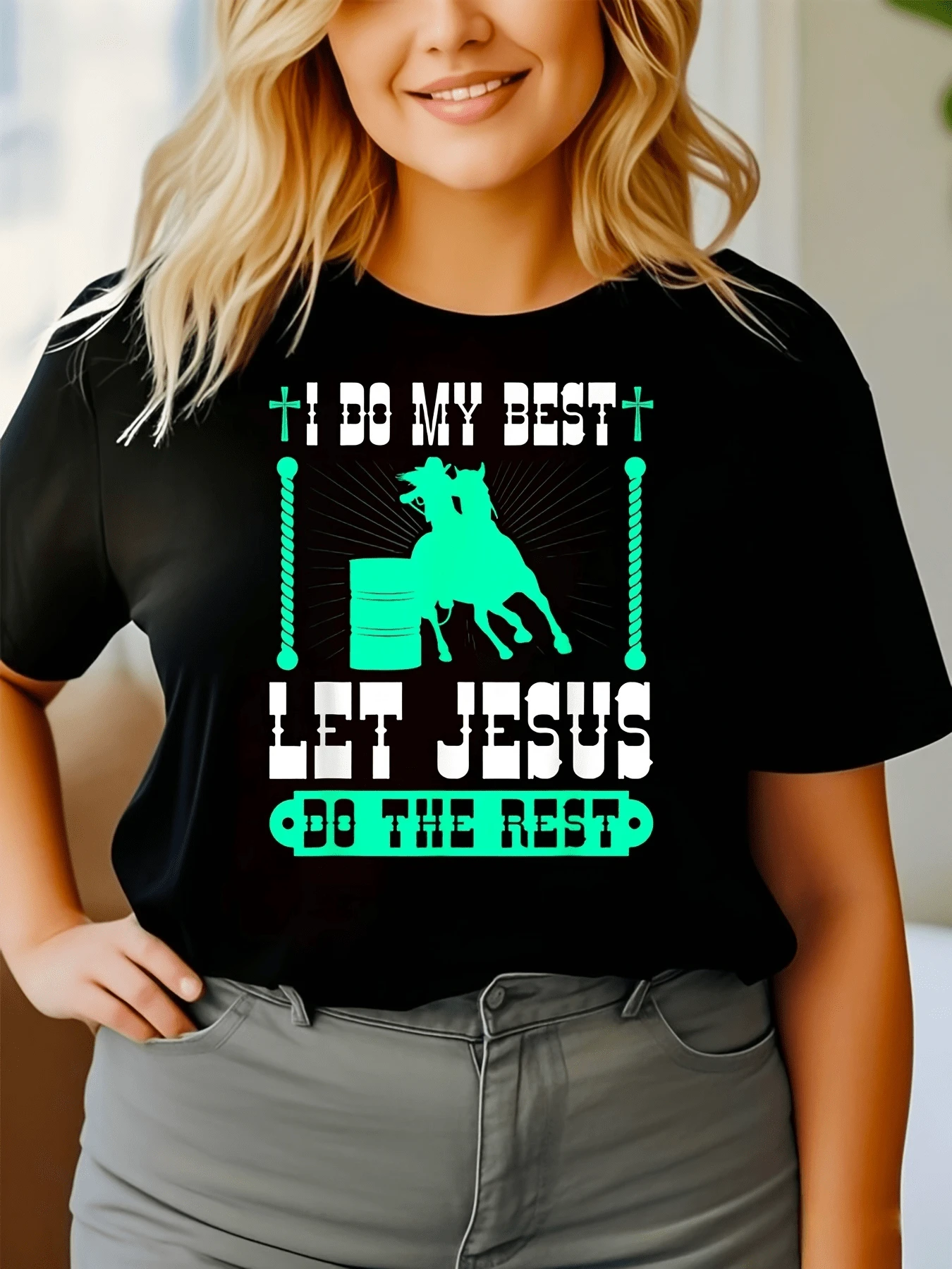 Gráfico que muestra una jinete montando un caballo superando obstáculos con fe y energía transmitiendo confianza fortaleza y devoción en cada movimiento camiseta de mujer casual moderna cómoda para uso diario - Negro - Ver 1