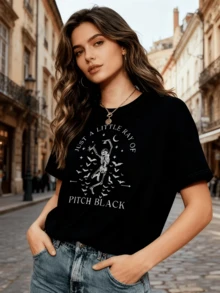 Esqueleto bailando rodeado de murciélagos y lunas que representa la libertad del espíritu bajo la noche profunda camiseta de mujer casual moderna cómoda para uso diario - Negro - Ver 1