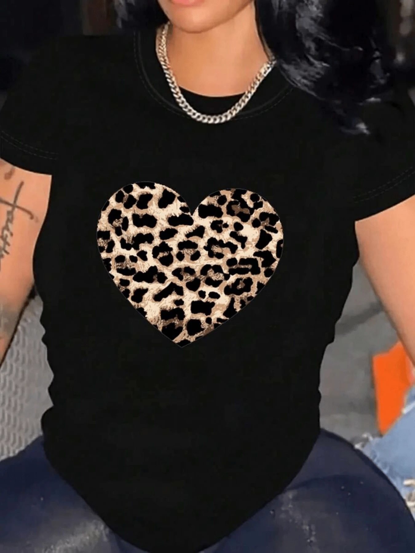 Corazón grande con estampado animal representando fuerza interior elegancia salvaje y amor apasionado camiseta de mujer casual moderna perfecta para uso diario - Negro - Ver 1