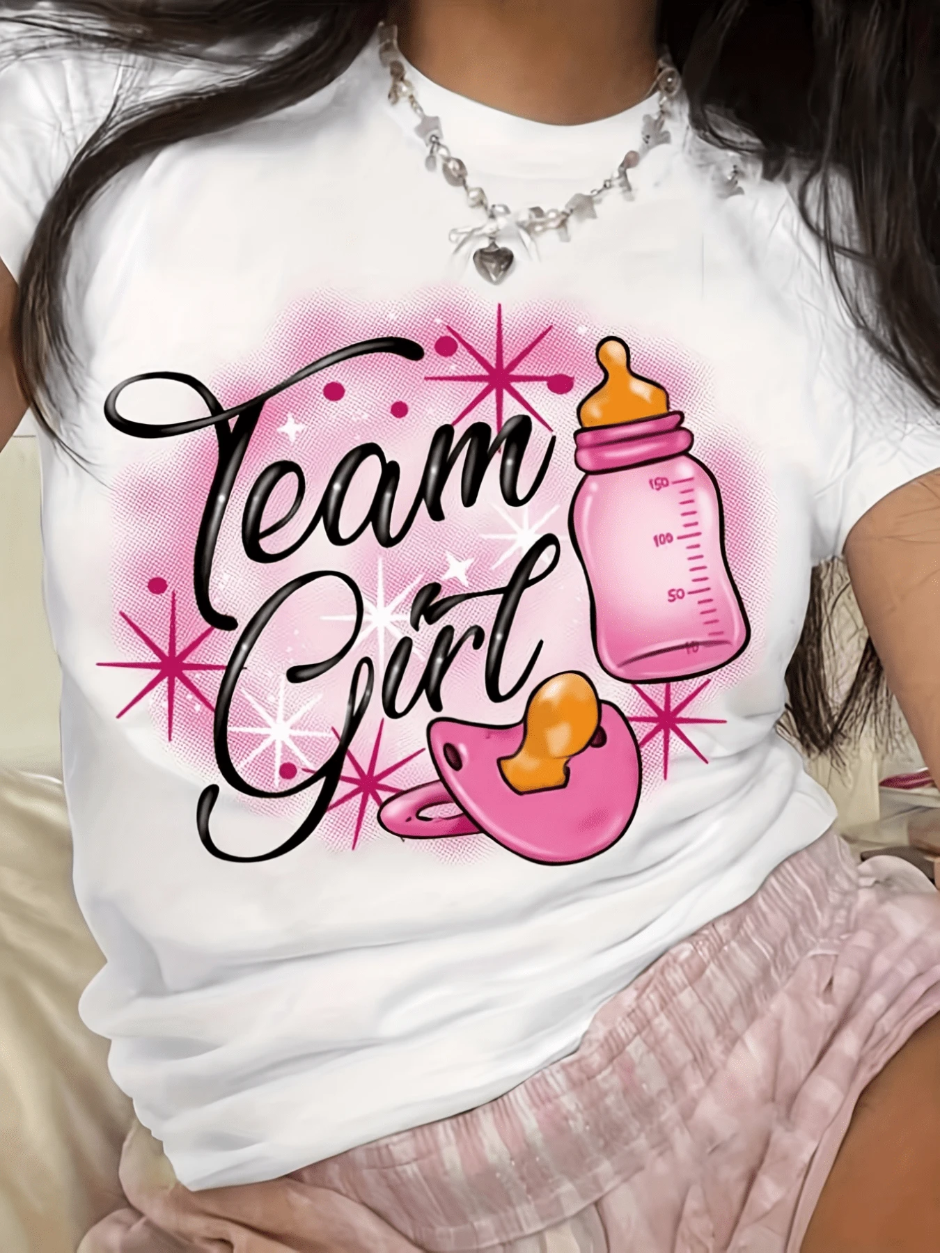 Biberón rosado con brillo y chupete dorado simbolizan ternura alegría y amor por una nueva vida con detalles estrellas modernas y fondo suave camisetas de mujer casual cómoda para uso diario - Blanco - Ver 1