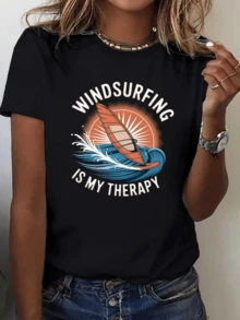 Surfista deslizándose sobre olas azules bajo un sol naranja que simboliza la libertad el entusiasmo y la energía del mar camiseta de mujer con estampado vibrante y espíritu aventurero ideal para uso casual - Negro - Ver 1