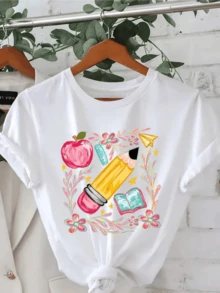 A Giant Pencil Surrounded By Colorful Flowers Next To A Red Apple, An Open Book, And A Paper Airplane Symbolizes Inspiration, Creativity, And A Love Of Learning. A Comfortable And Modern Casual Women's T-Shirt. - 白色 - 查看 8