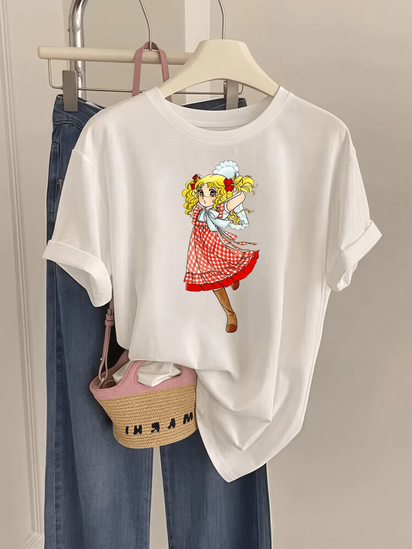 Una figura de niña alegre con vestido rojo a cuadros y lazos dorados que transmite energía inocente y encanto campestre a través de su sonrisa luminosa y movimiento dinámico camiseta de mujer casual cómoda para uso diario - Blanco - Ver 1