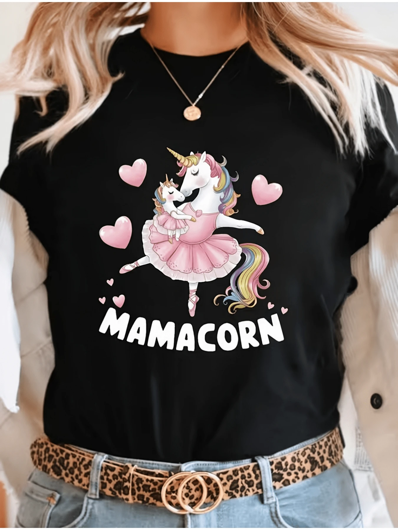 Unicornio madre abrazando a su cría rodeado de corazones rosados simbolizando ternura alegría y el amor puro entre madre e hijo camiseta de mujer casual cómoda moderna ideal para regalo - Negro - Ver 1