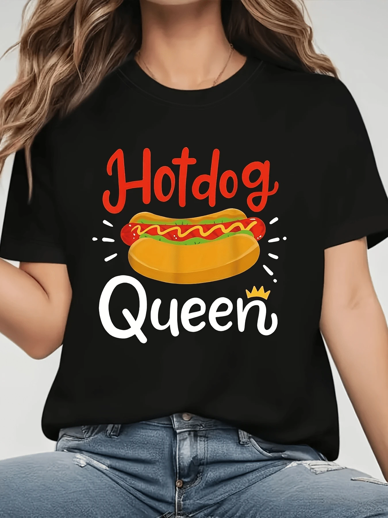 Un divertido símbolo de una reina moderna amante de los hotdogs representando confianza alegría y un toque de humor casual que celebra la personalidad creativa y gastronómica femenina camiseta de mujer divertida casual moderna - Negro - Ver 1