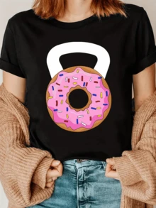 Un dibujo divertido que combina fuerza y dulzura mostrando una pesa transformada en dona glaseada rosa con chispas de colores simbolizando equilibrio entre ejercicio y placer camiseta de mujer casual moderna y cómoda para uso diario - Negro - Ver 6