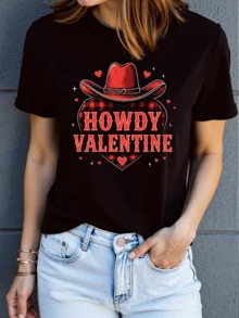 Sombrero rojo de vaquero sobre un corazón con cuadros rojos y negros rodeado de pequeñas figuras de corazones que evocan energía alegre y un espíritu romántico camiseta de mujer casual cómoda ideal para días festivos o regalos - Negro - Ver 6