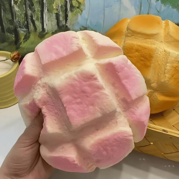 1个柔软慢回弹粉色菠萝装饰模型蛋糕减压玩具，廉价减压面包