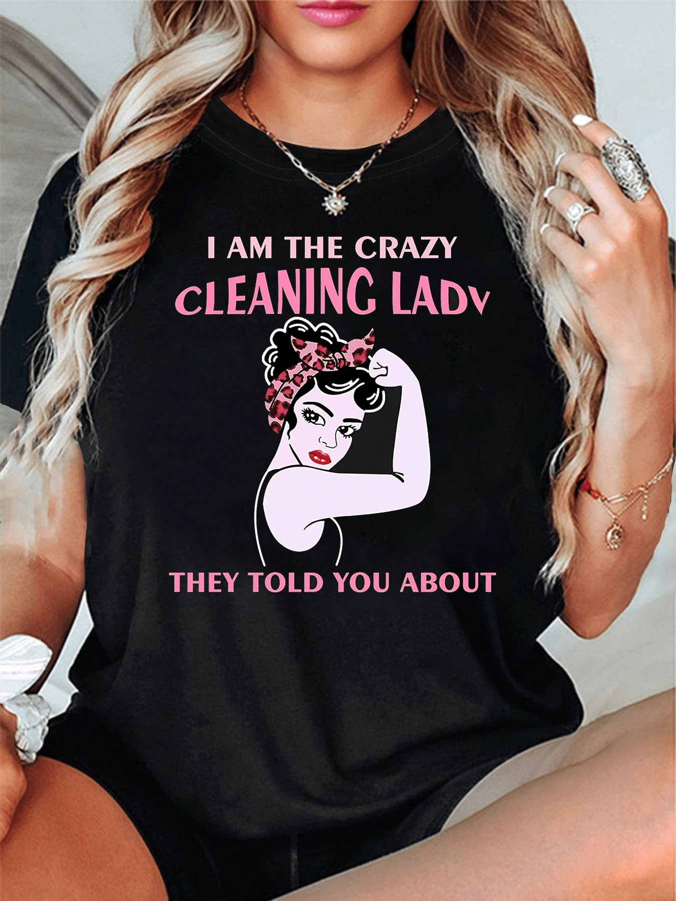 Mujer con pañuelo rosa levantando el brazo simbolizando fuerza valentía y orgullo por su trabajo en limpieza con frase divertida que inspira poder interior camiseta de mujer cómoda casual para uso diario - Negro - Ver 1