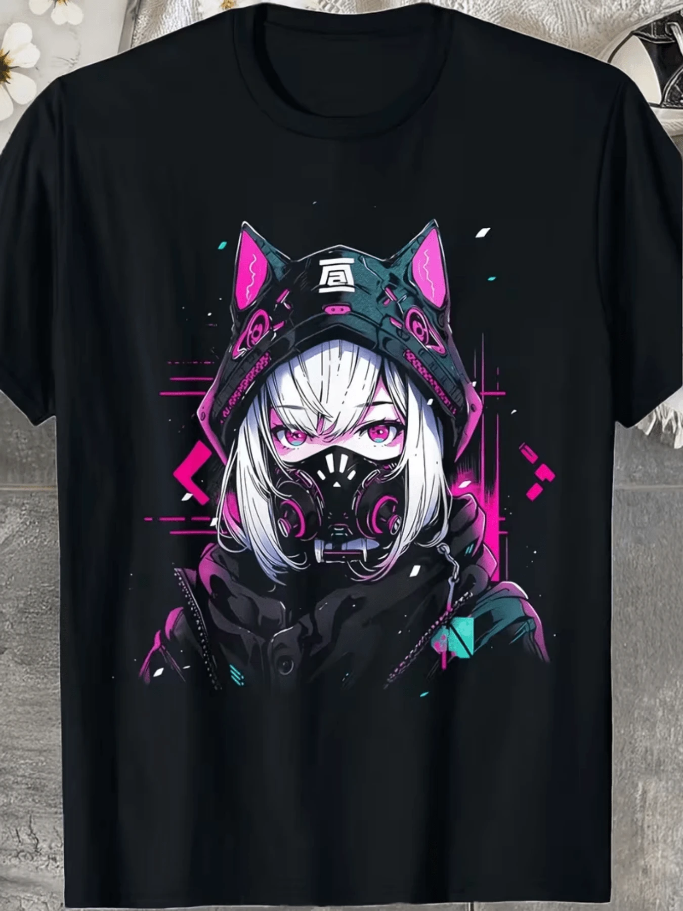 Figura de chica con cabello blanco auriculares futuristas y máscara que simboliza fuerza independencia y energía digital camiseta de mujer casual moderna cómoda para uso diario - Negro - Ver 1