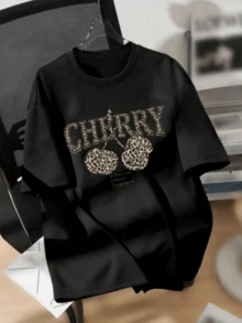 Cerezas con estampado de manchas estilo leopardo que simbolizan energía y pasión salvaje representando la fuerza femenina con un toque moderno camiseta de mujer casual de manga corta cómoda - Negro - Ver 1