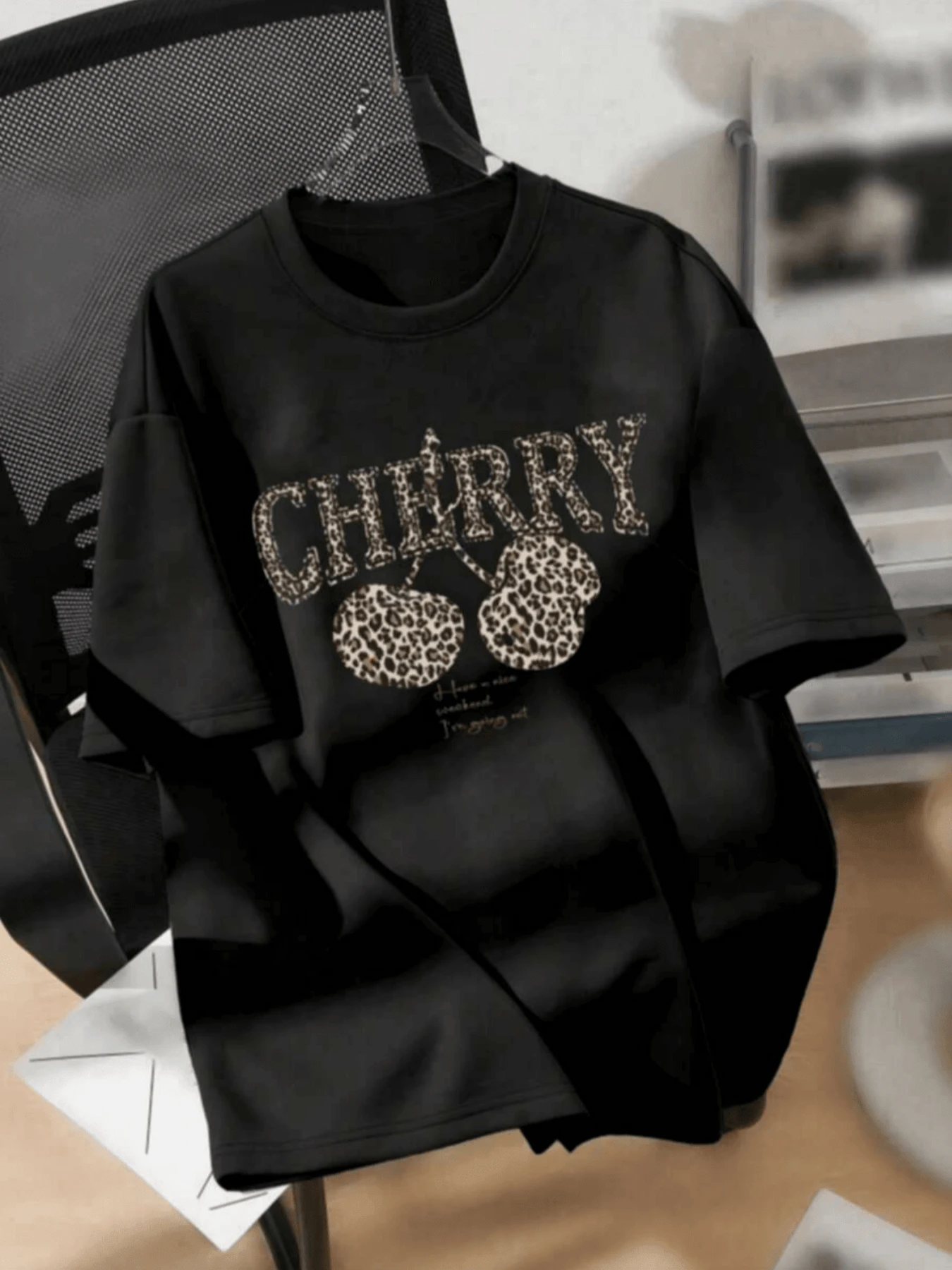 Cerezas con estampado de manchas estilo leopardo que simbolizan energía y pasión salvaje representando la fuerza femenina con un toque moderno camiseta de mujer casual de manga corta cómoda - Negro - Ver 1