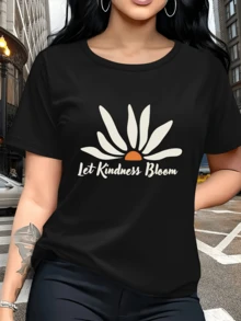 Flor con pétalos blancos y centro naranja que simboliza la amabilidad y el crecimiento interior transmitiendo un mensaje positivo y energético ideal para días relajados camiseta de mujer casual cómoda y moderna - Negro - Ver 1