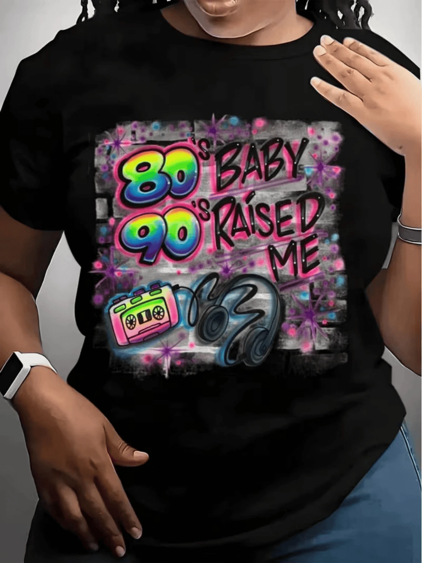 Colores vibrantes con cintas y letras que evocan la nostalgia de los años 80 y 90 celebrando la música y la cultura urbana camiseta de mujer casual moderna y cómoda para uso diario - Negro - Ver 1