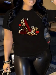 Tacones de estampado animal con fondo rojo y besos que reflejan pasión y confianza femenina perfecta para expresar tu estilo audaz camiseta de mujer moderna casual - Negro - Ver 8