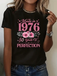 Flores rosadas y corazones que celebran medio siglo de vida brillante con el texto Made in 1976 50 Years of Perfection camiseta de mujer casual moderna elegante perfecta para regalo de cumpleaños - Negro - Ver 1