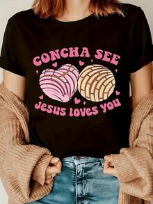 Dos conchas dulces coloridas en forma de corazón junto a un mensaje positivo que transmite amor esperanza y alegría ideal para quienes disfrutan lo tierno y lo inspirador camiseta de mujer casual cómoda y moderna - Negro - Ver 1