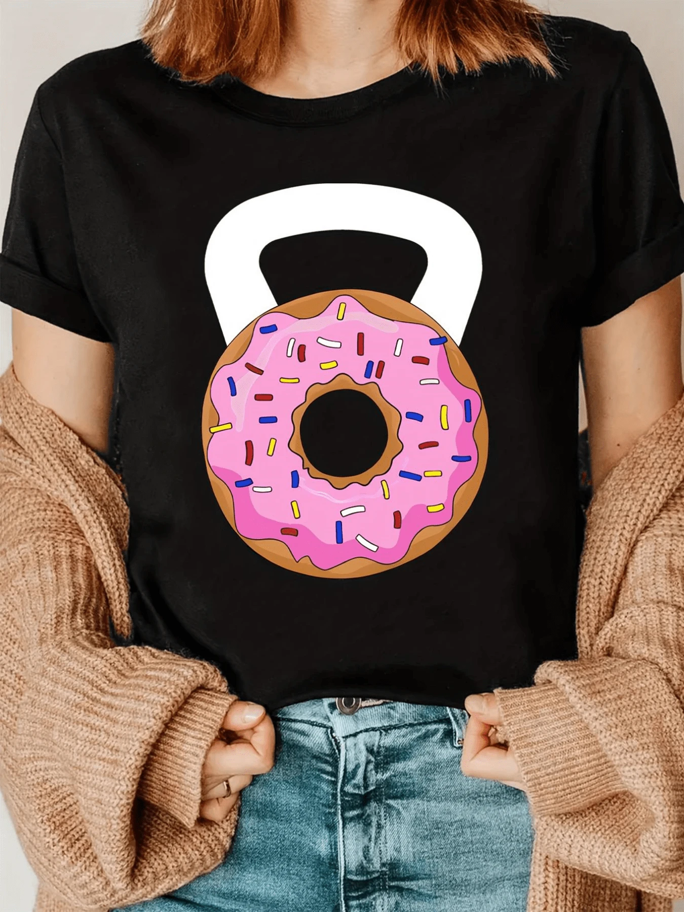 Un dibujo divertido que combina fuerza y dulzura mostrando una pesa transformada en dona glaseada rosa con chispas de colores simbolizando equilibrio entre ejercicio y placer camiseta de mujer casual moderna y cómoda para uso diario - Negro - Ver 1