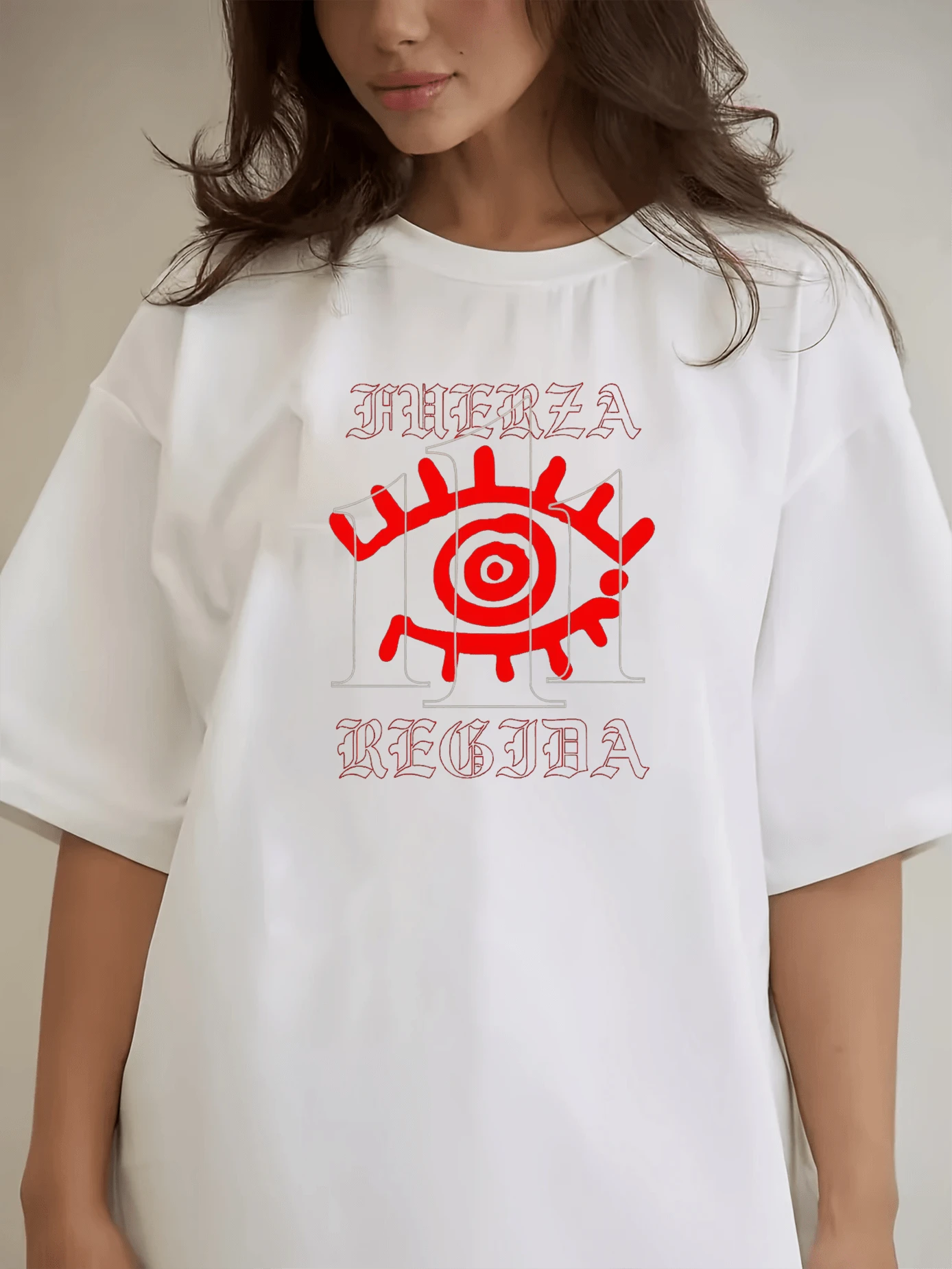 Estilo de moda para mujer de primavera/verano, con una base roja y un diseño abstracto de ojo en el centro que incorpora patrones en espiral.La parte superior e inferior están adornadas con una caligrafía floral de estilo vintage que dice "FUERZA" y "REGIDA", mientras que la camiseta es suave, informal y versátil. - Blanco - Ver 1
