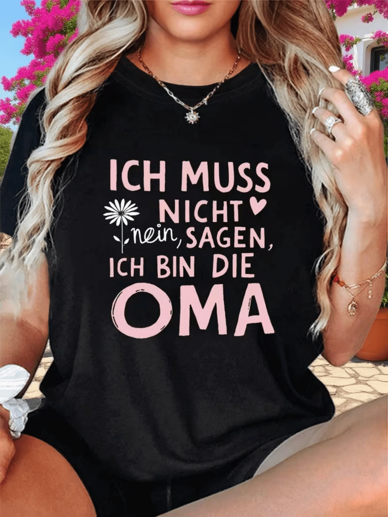 Frase divertida en alemán con flor blanca que expresa el orgullo y el amor de una abuela que disfruta cada momento con alegría y ternura camiseta de mujer cómoda y moderna para ocasiones casuales - Negro - Ver 1
