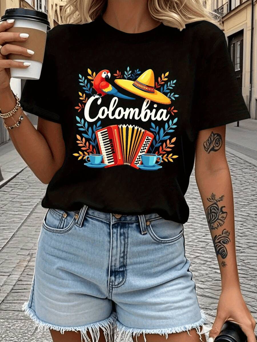 Sombrero amarillo rodeado de hojas coloridas con un loro vibrante dos tazas azules y un acordeón que reflejan la alegría y la música del Caribe camiseta de mujer casual cómoda ideal para uso diario - Negro - Ver 1