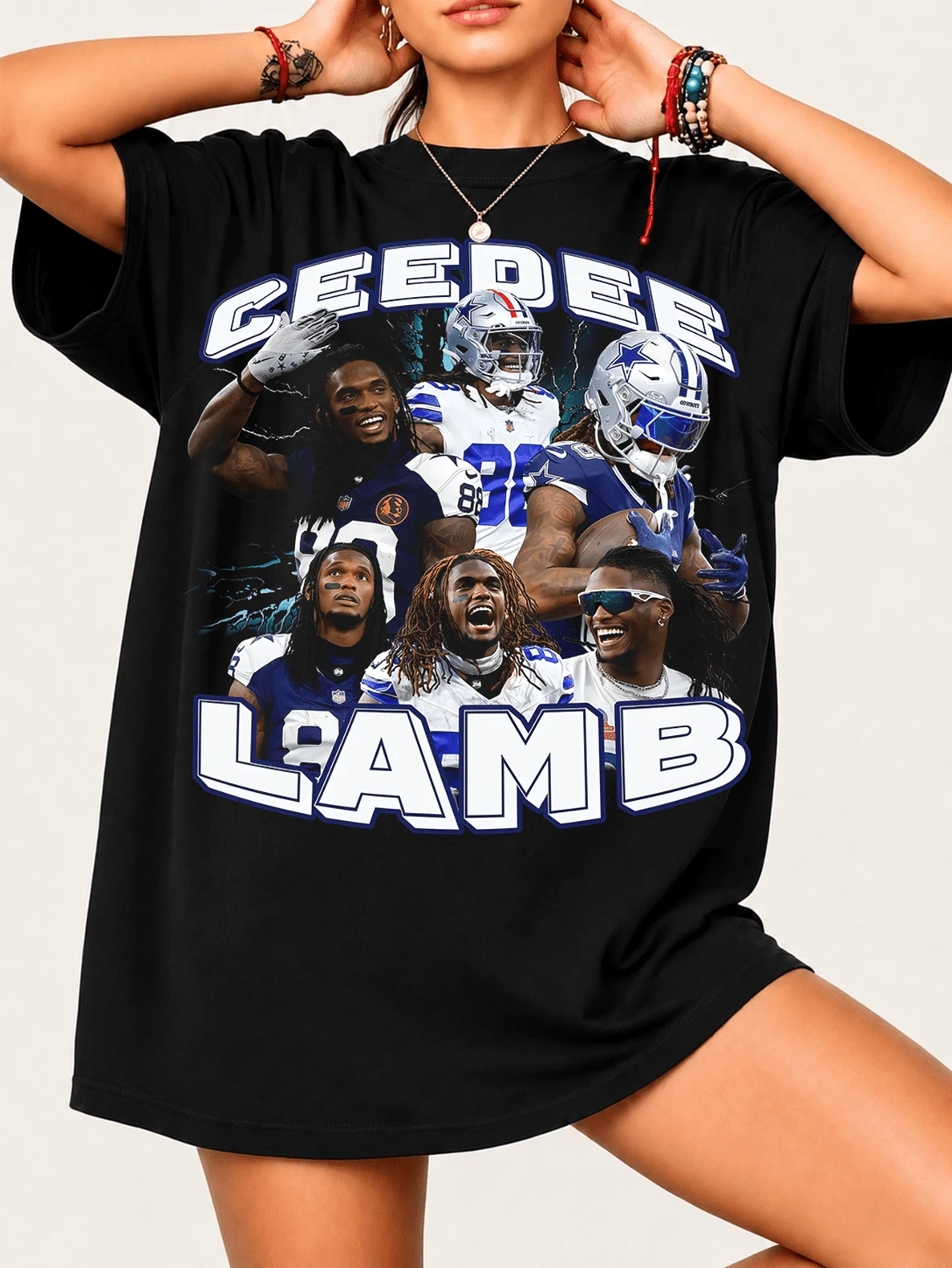 T-shirt unisex CeeDee Lamb 100% cotone, collage di sei foto del giocatore NFLL, pensata per i tifosi dei Cowboys e i collezionisti di merchandising del football americano. - nero - Visualizzare 1
