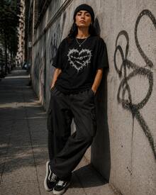 Envío local:Playera Negra para Mujer con Estampado Corazón con Espinas, Camiseta Básica Manga Corta Cuello Redondo Cómoda para Verano, Estilo Streetwear Casual - Negro - Ver 2