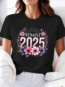 Flores rosadas y moradas que simbolizan un nuevo comienzo lleno de serenidad y alegría rodeando el texto jubilada 2025 que celebra una etapa de libertad y descanso camiseta de mujer casual cómoda y moderna - Negro - Ver 1