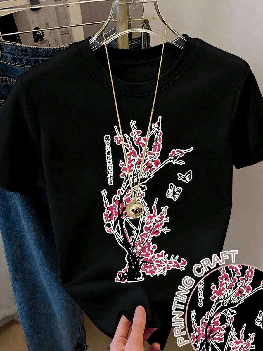 Cherry Blossom Branches With Butterflies Symbolize The Renewal Of Life And The Arrival Of New Beginnings, Conveying A Message Of Serenity And Natural Beauty. A Modern And Comfortable Casual Women's T-Shirt. - 黑色 - 查看 1