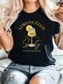 Copa con limoncello brillante rodeada de rodajas de limón frescas y hielo que simboliza la alegría y la energía del verano ideal para expresar buen humor y sofisticación camiseta de mujer casual moderna - Negro - Ver 6