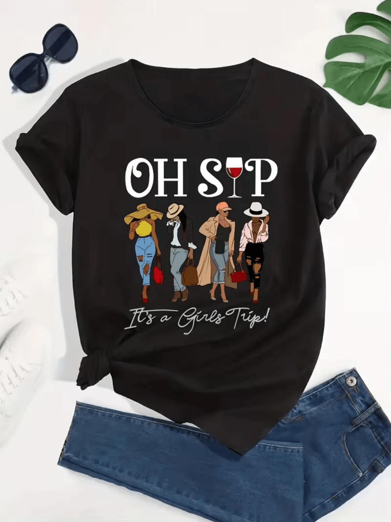 Mujeres elegantes disfrutando una copa de vino celebrando la amistad y la diversión con outfits modernos que evocan unión y alegría camiseta de mujer casual cómoda para viaje y paseo diario - Negro - Ver 1