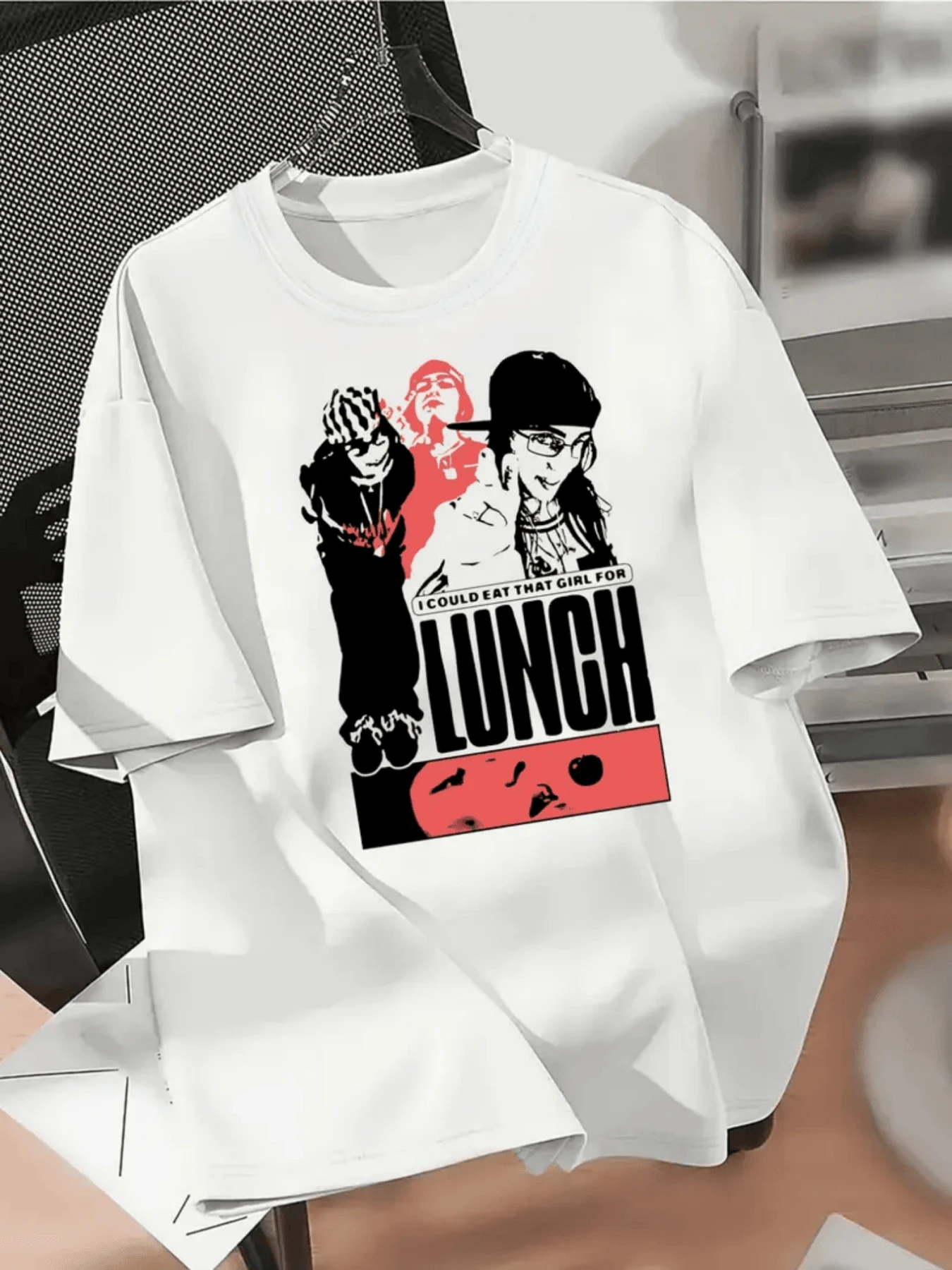 Abstract Figure Of Two Contrasting Silhouettes In Red And Black Tones That Evoke Modern Urban Energy And A Rebellious Attitude. Casual Women's T-Shirt With Artistic Graphic Print, Perfect For Everyday Wear. - 白色 - 查看 1