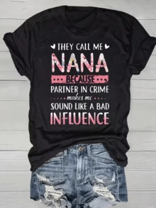 Texto divertido que transmite el orgullo y el amor de una abuela que comparte momentos únicos con sus nietos expresando humor y complicidad con frases creativas y letras floreadas que reflejan cariño y alegría camiseta de mujer casual cómoda y con mensaje positivo ideal para regalar - Negro - Ver 1