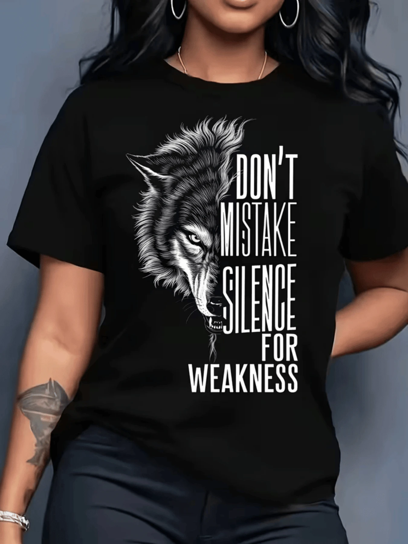 Lobo feroz con mirada intensa que simboliza la fuerza interior y el coraje silencioso reflejando actitud y poder camiseta de mujer moderna cómoda y atractiva para uso diario - Negro - Ver 1