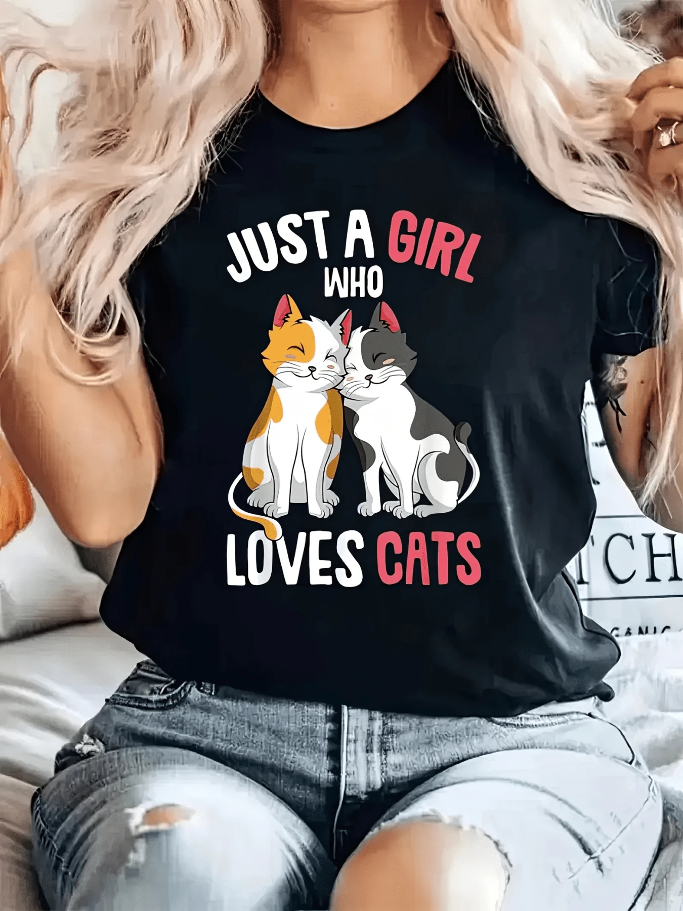 Dos gatos adorables sentados juntos transmiten ternura amistad y amor por los animales con un mensaje divertido que refleja la personalidad alegre y cariñosa de quien la usa camiseta de mujer casual cómoda para amantes de los gatos - Negro - Ver 1