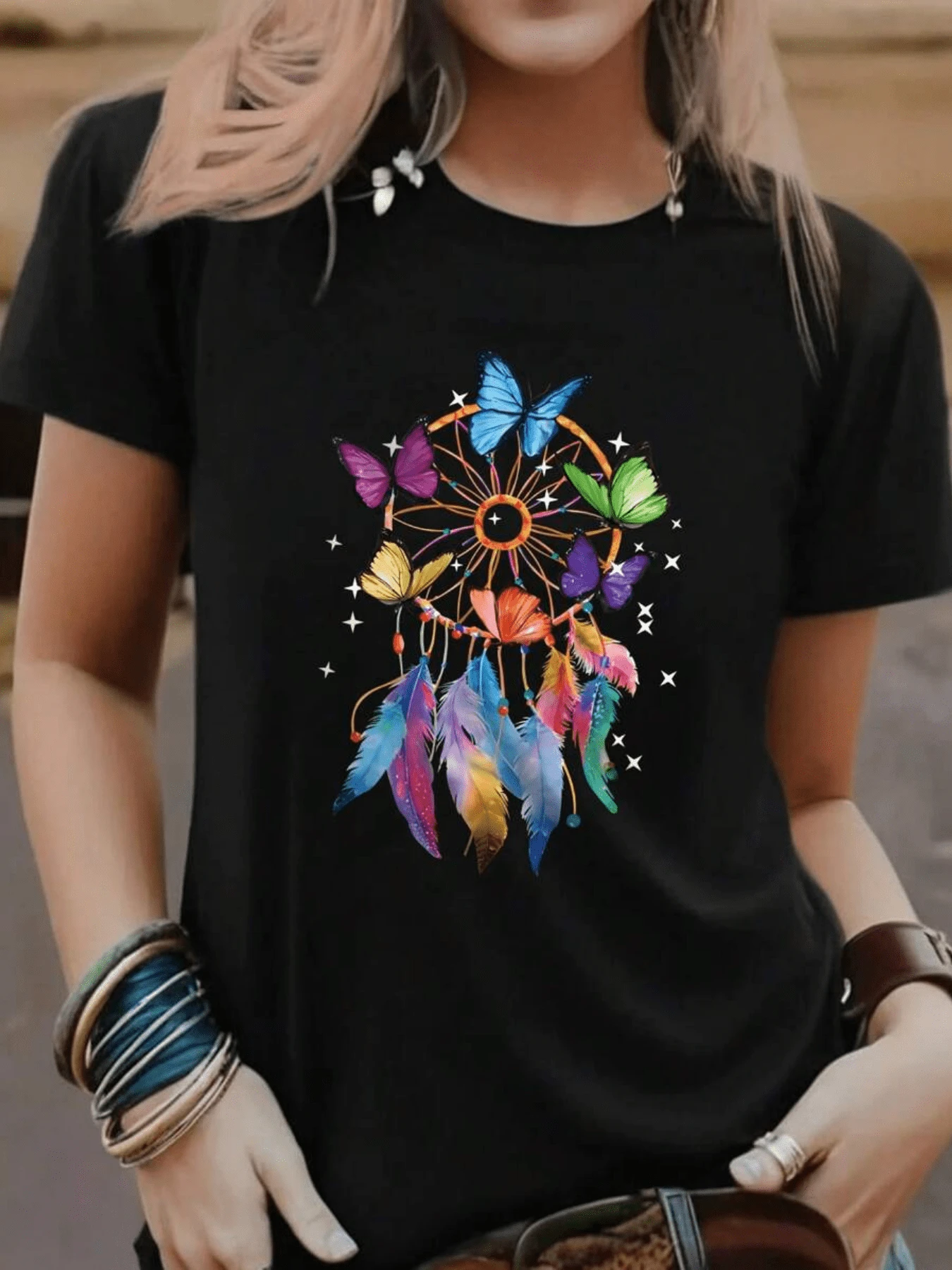 Sueños atrapados entre mariposas vibrantes y plumas multicolores que simbolizan libertad energía positiva y conexión espiritual camiseta de mujer cómoda para uso diario - Negro - Ver 1