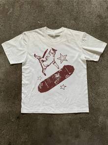 Gato saltando sobre una patineta rodeado de estrellas que simbolizan libertad diversión y energía juvenil perfecta para espíritus creativos aventureros camiseta de mujer urbana moderna cómoda para uso diario - Blanco - Ver 8