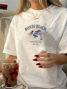 Palmera junto al mar con una tabla de surf bajo la luna representa libertad y calma en la  australiana camiseta de mujer cómoda y moderna para un look veraniego casual - Blanco - Ver 1