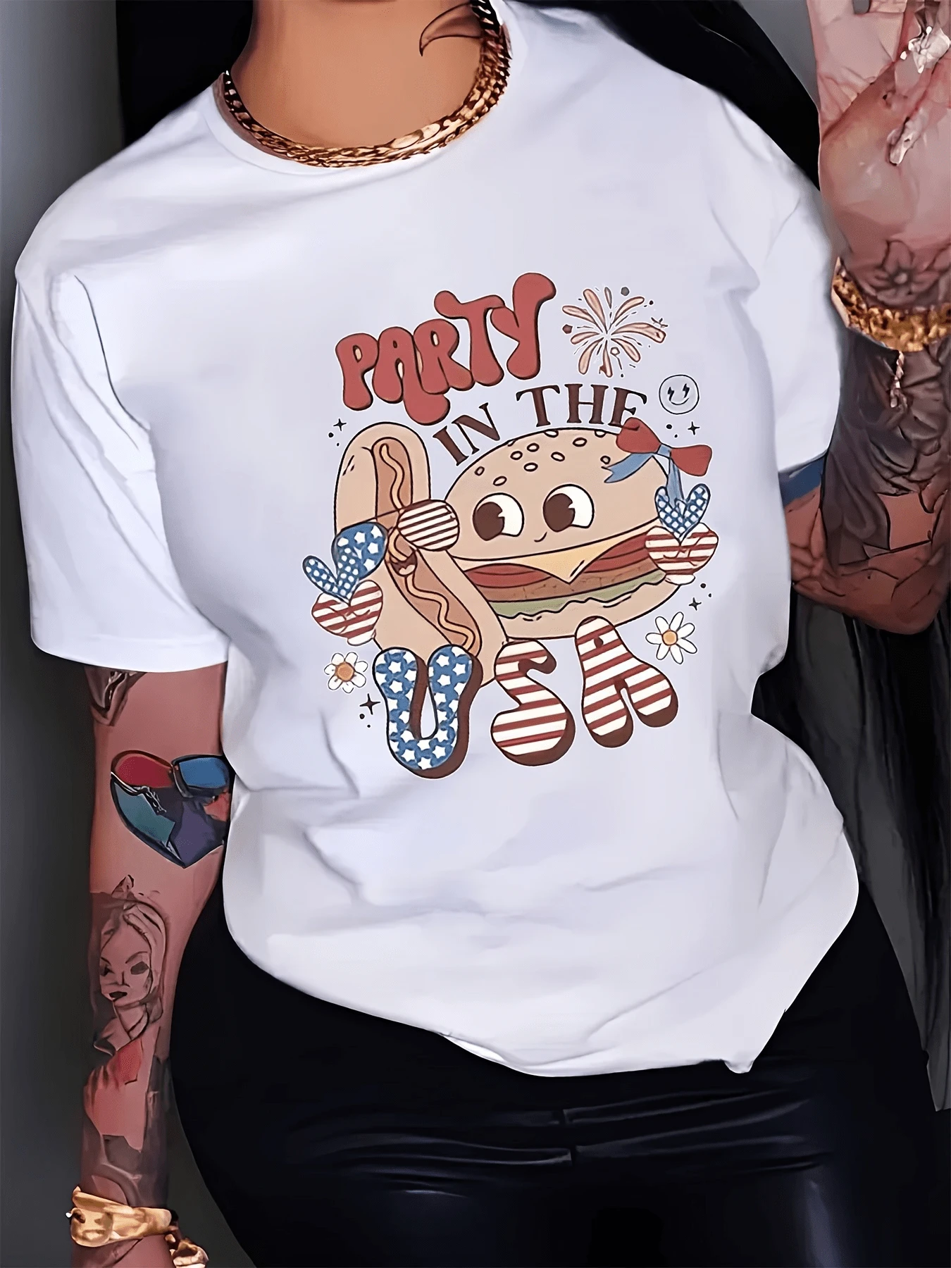 Hamburguesa sonriente celebrando con fuegos artificiales y letras coloridas que simbolizan alegría y espíritu festivo en Estados Unidos camiseta de mujer casual moderna cómoda para verano - Blanco - Ver 1