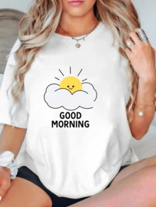 Sol radiante que asoma entre una nube sonriente transmitiendo energía positiva y optimismo para iniciar el día con alegría camiseta de mujer casual cómoda ideal para uso diario - Blanco - Ver 1