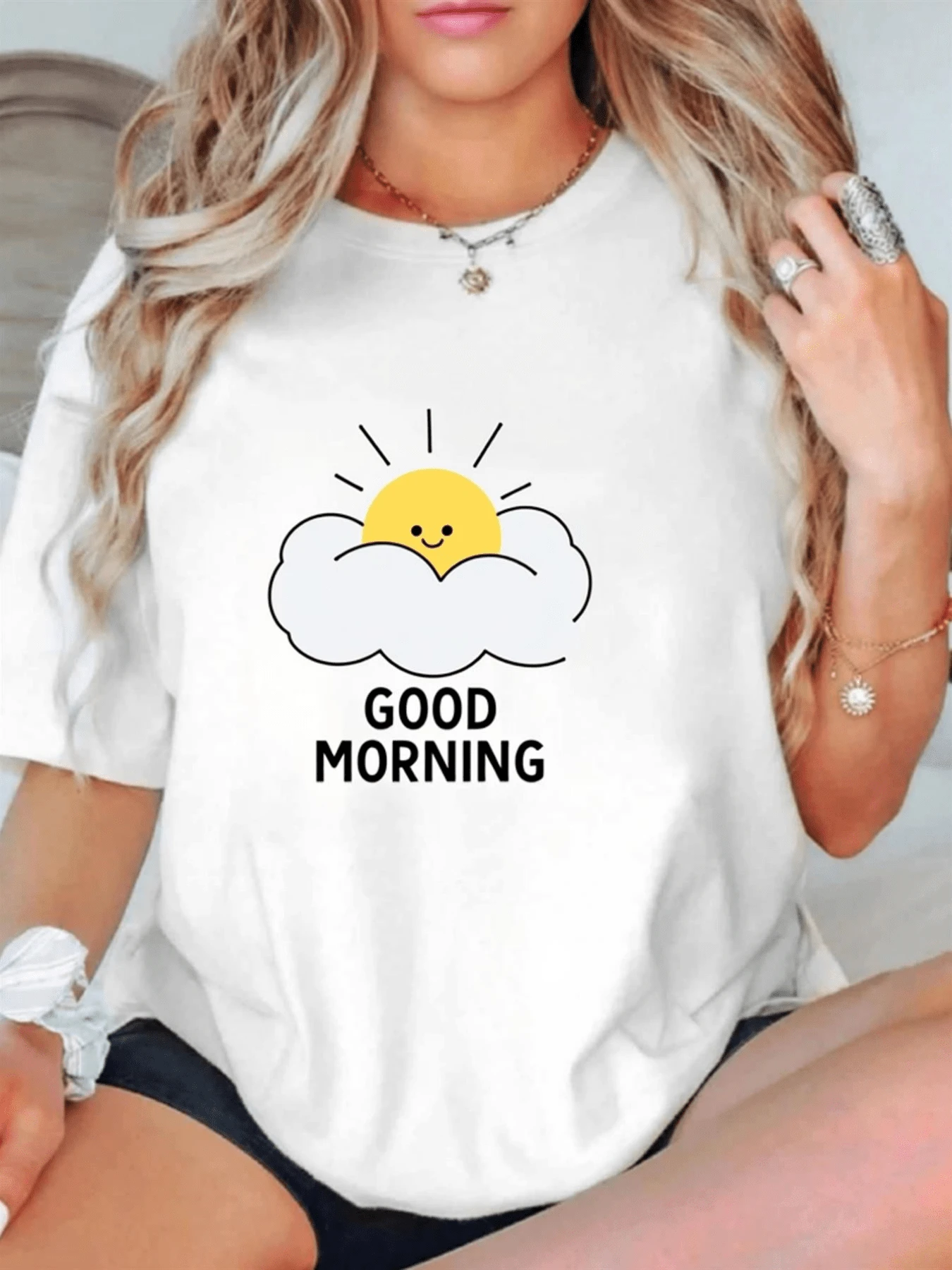 Sol radiante que asoma entre una nube sonriente transmitiendo energía positiva y optimismo para iniciar el día con alegría camiseta de mujer casual cómoda ideal para uso diario - Blanco - Ver 1