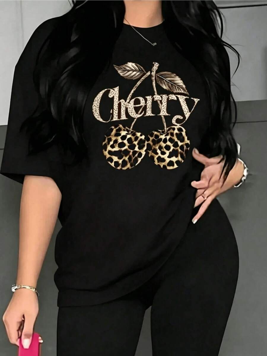 Two Leopard-Print Cherries And Golden Leaves Symbolize Vital Energy And Natural Elegance, Ideal For Confident Women. This Modern, Casual Women's T-Shirt Is Perfect For Everyday Wear. - 黑色 - 查看 1