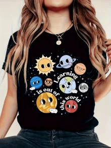 Smiling Planets Represent The Curiosity Of Learning Among The Stars, Showcasing A Positive Energy That Inspires A Love Of Knowledge And Cosmic Joy. Comfortable Casual Women's T-Shirt For Everyday Wear. - 黑色 - 查看 6