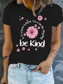 Flores rosadas que representan empatía y ternura rodeadas de un mensaje que inspira amabilidad y energía positiva camiseta de mujer cómoda y moderna para uso diario - Negro - Ver 1